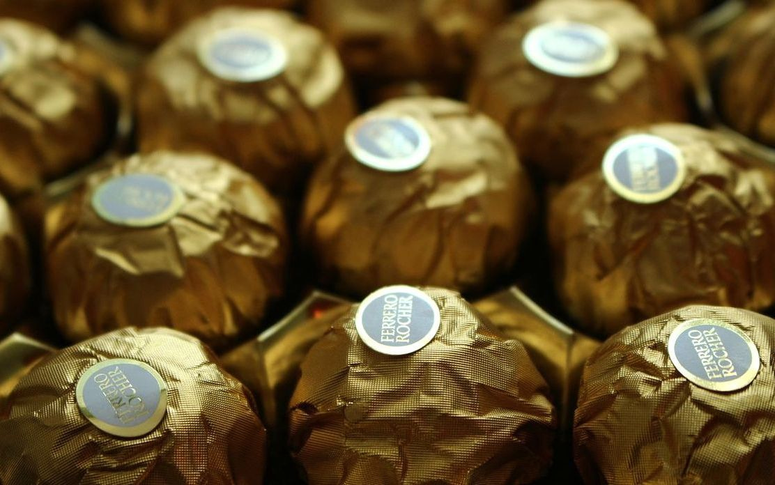 Üzerine beyaz çikolata şeması yapılmış premium çikolata